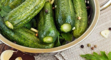 5 Jednoduchých receptů na slané okurky s octem na zimu